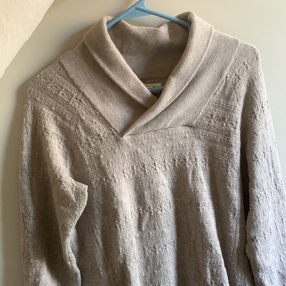 Beige sweater with pockets